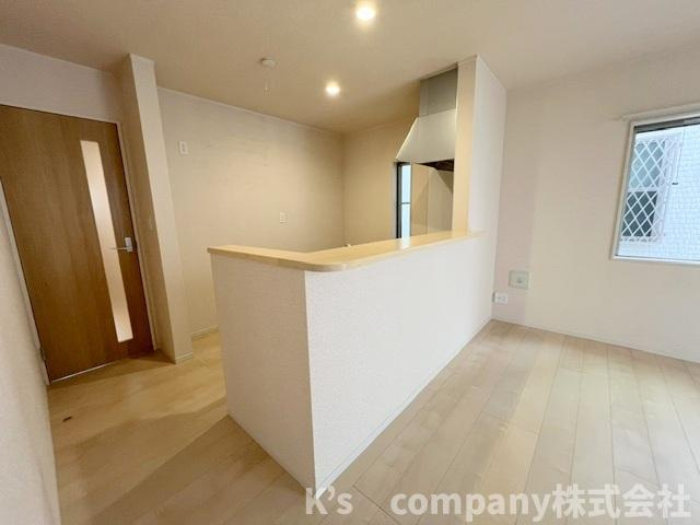 ◎高座郡寒川町一之宮8丁目　中古戸建のキッチン|小さなお子様のいるご家庭は見守りながら家事ができる対面キッチン☆
