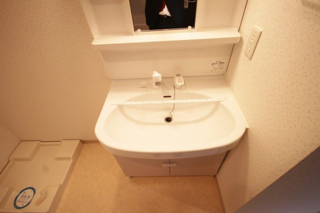 メイプルコート宝塚の洗面所|明るい洗面所です
