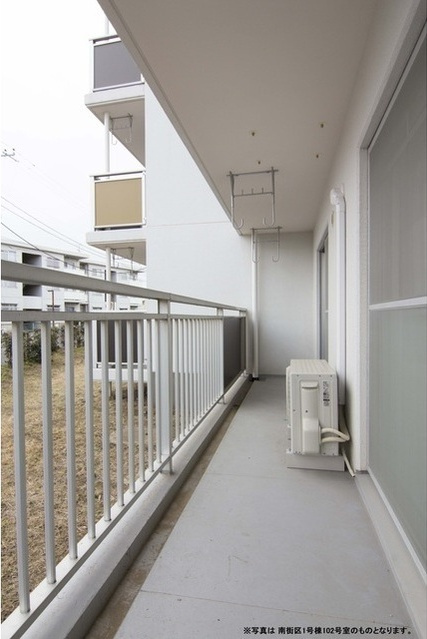 テレパレス柏てるて　南街区　１号棟のバルコニー|外からの目が気にならないバルコニーで洗濯物が干せます