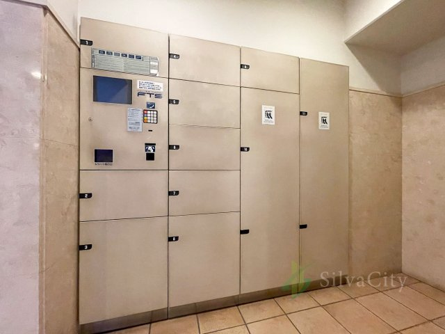 パルテール目黒青葉台の設備|■宅配ボックス
不在時にも荷物を受け取れる宅配ボックスを設置。外出や仕事で帰宅が遅くなりがちな方にも便利な設備です。