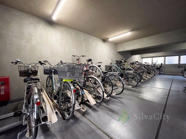 パルテール目黒青葉台の駐輪場|■駐輪場
自転車があれば近隣へのちょっとしたお出かけにも便利。渋谷をはじめとした都心エリアを身近に楽しめる立地です。