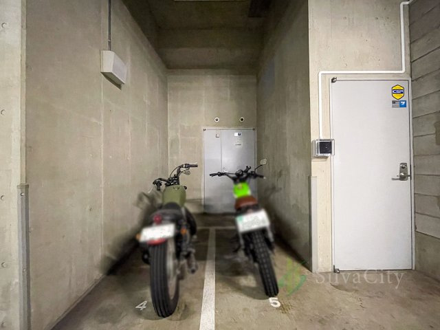パルテール目黒青葉台の駐輪場|■バイク置き場
バイクをお持ちの方に嬉しいバイク置き場を設置。休日のツーリングなど、趣味を楽しみたい方にも注目の共用設備です。
