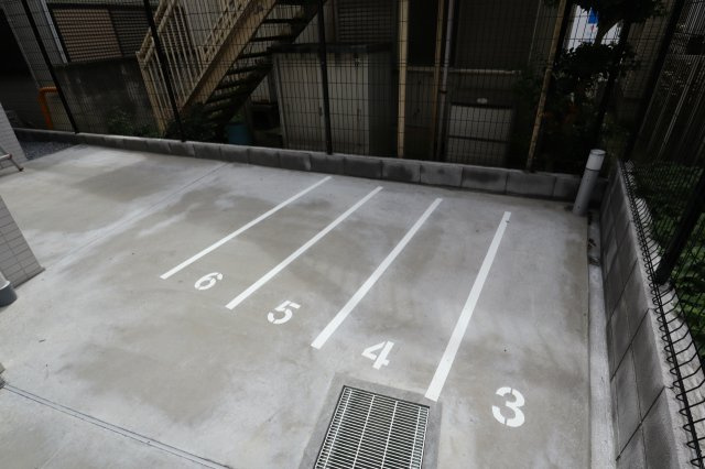 グリシーヌの駐車場|外からの目が気にならないバルコニーで洗濯物が干せます