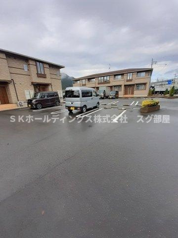 フェルネスⅡの駐車場