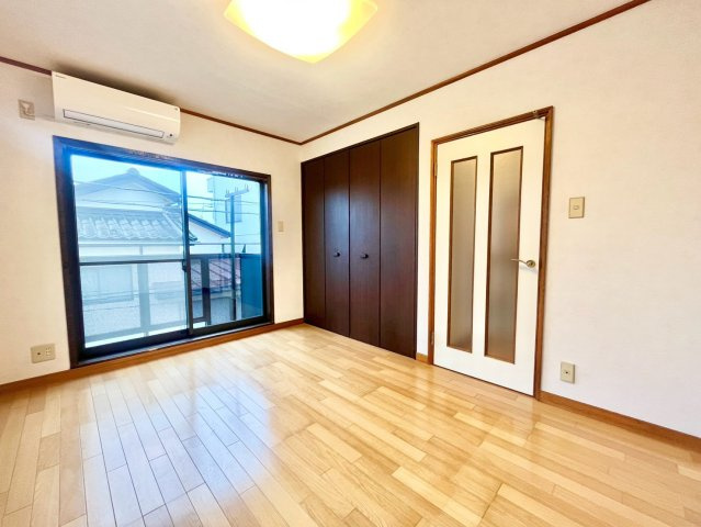 調布市西つつじケ丘1丁目　中古戸建の洋室|2026.09.04撮影

現地ご見学希望・資料請求などお気軽にお問い合わせ下さい！
03-5990-5201