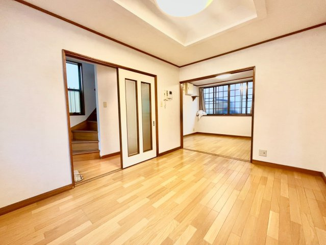 調布市西つつじケ丘1丁目　中古戸建の洋室|2026.09.04撮影

現地ご見学希望・資料請求などお気軽にお問い合わせ下さい！
03-5990-5201