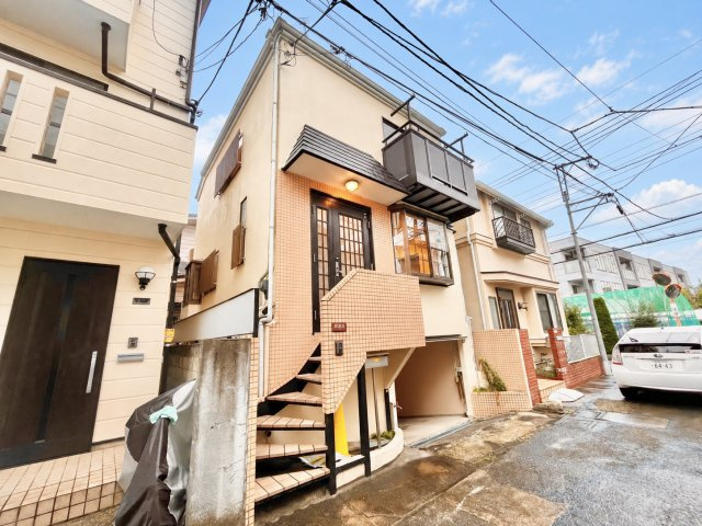調布市西つつじケ丘1丁目　中古戸建の前面道路含む現地写真|2026.09.04撮影

現地ご見学希望・資料請求などお気軽にお問い合わせ下さい！
03-5990-5201
