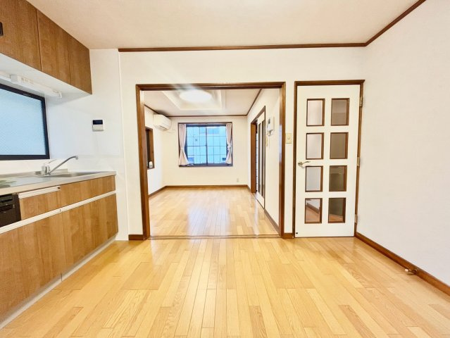 調布市西つつじケ丘1丁目　中古戸建の居間・リビング|9月新規内装リフォーム完了予定！！2026.09.04撮影

現地ご見学希望・資料請求などお気軽にお問い合わせ下さい！
03-5990-5201