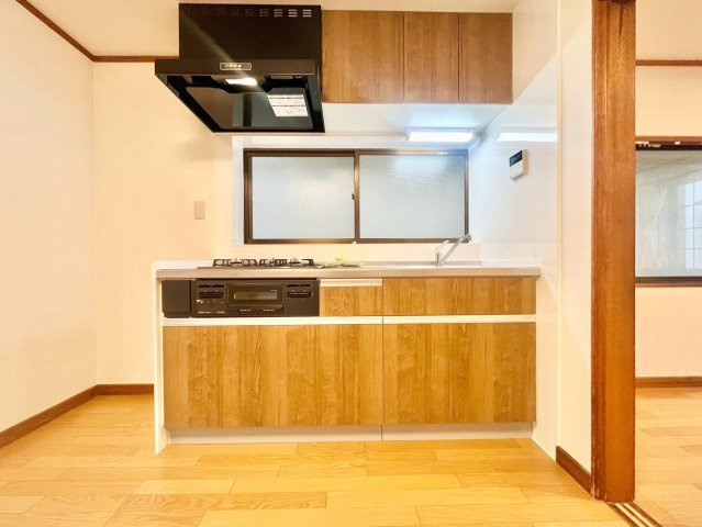 調布市西つつじケ丘1丁目　中古戸建のキッチン|9月新規内装リフォーム完了予定！！2026.09.04撮影

現地ご見学希望・資料請求などお気軽にお問い合わせ下さい！
03-5990-5201
