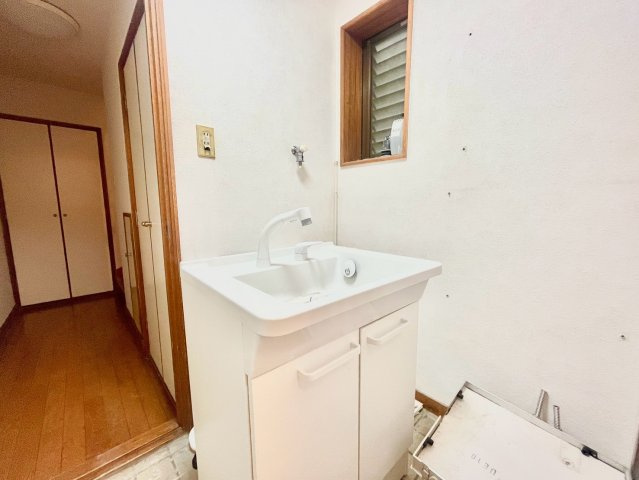 調布市西つつじケ丘1丁目　中古戸建の独立洗面台|9月新規内装リフォーム完了予定！！2026.09.04撮影

現地ご見学希望・資料請求などお気軽にお問い合わせ下さい！
03-5990-5201
