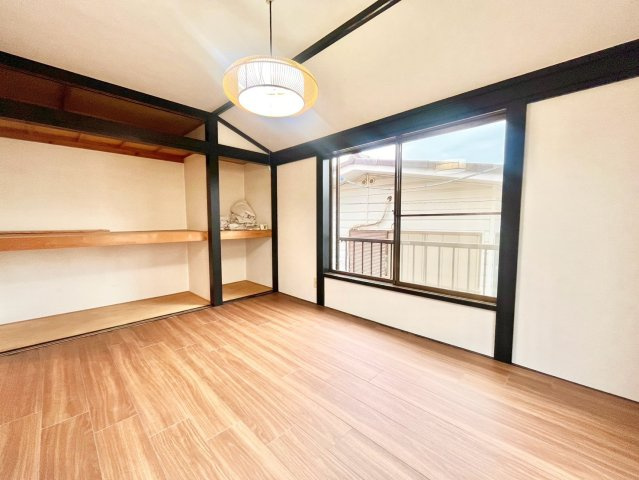 調布市西つつじケ丘1丁目　中古戸建の洋室|9月新規内装リフォーム完了予定！！2026.09.04撮影

現地ご見学希望・資料請求などお気軽にお問い合わせ下さい！
03-5990-5201