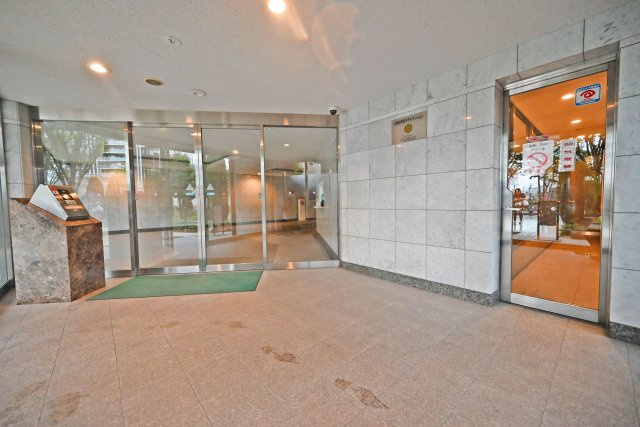 モンセーヌ加島ヴィルコートのエントランス|清掃が行き届いたマンション内で、毎日快適に過ごせます。