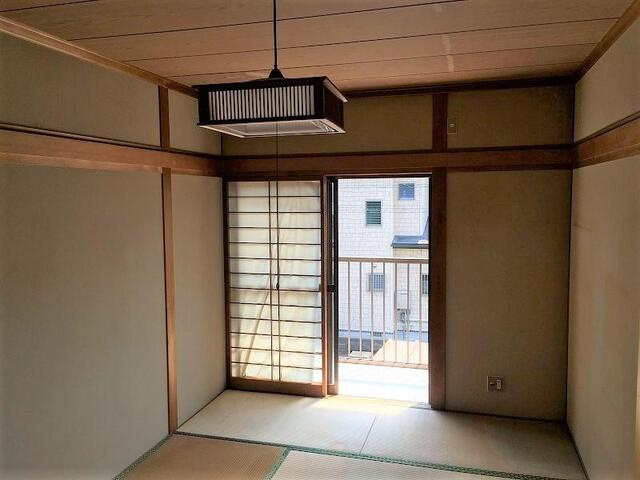 「即入居可能」香南市野市町西野　中古一戸建て|落ち着く雰囲気の和室はベランダへの出入りができます☆