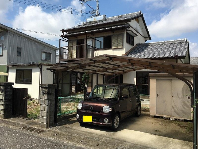 「即入居可能」香南市野市町西野　中古一戸建ての駐車場|駐車スペースはカーポート付きです♪