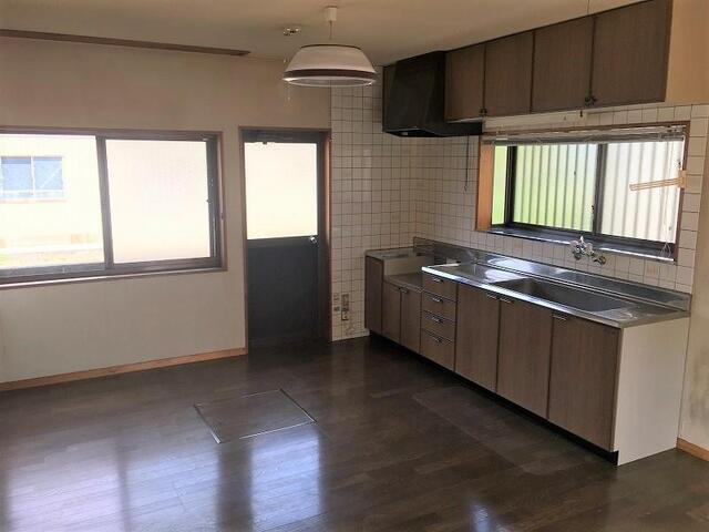 「即入居可能」香南市野市町西野　中古一戸建て|キッチン周りに窓が多く、明るい空間です♪