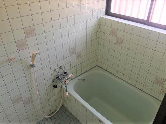 「即入居可能」香南市野市町西野　中古一戸建ての浴室|レトロなタイルがかわいらしい浴室♪