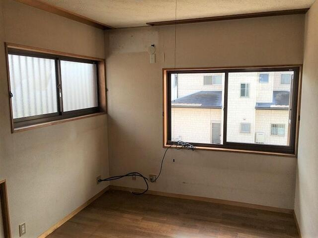 「即入居可能」香南市野市町西野　中古一戸建て|洋室は二面の窓で採光が良好です♪