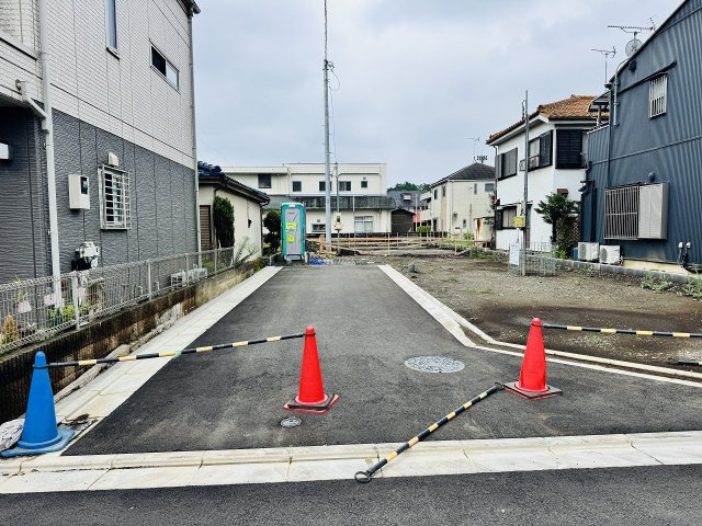 八王子市　上野町　建築条件無し売地の前面道路含む現地写真|～北側6ｍ・東側4.5ｍ道路に面しています～