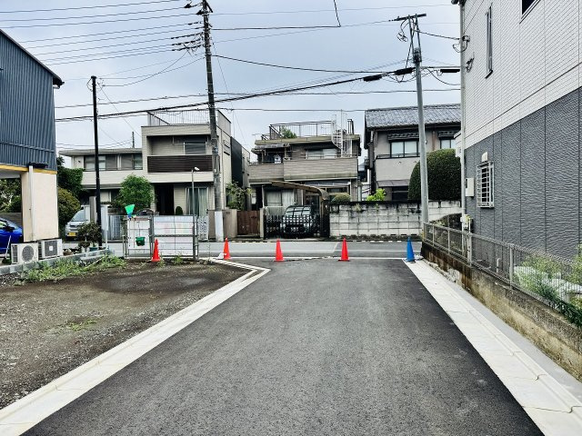 八王子市　上野町　建築条件無し売地の前面道路含む現地写真|～北側6ｍ・東側4.5ｍ道路に面しています～
