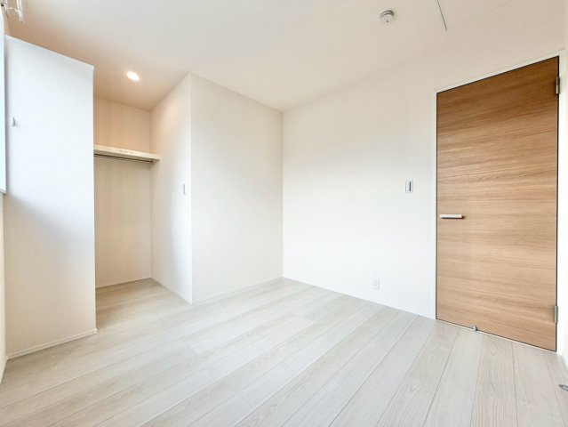 知多市新舞子第4の洋室|陽当りの良い洋室は、お子様の勉強部屋や家族の寝室としても使える、暮らしに合わせて活用できる空間です。									
									