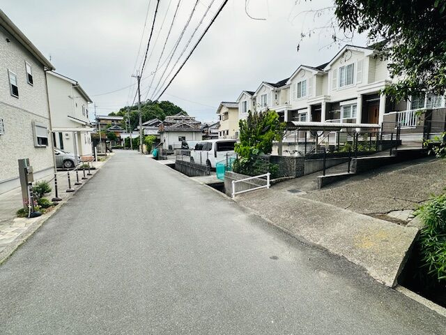 奈良市中山町　売土地の前面道路含む現地写真|道路幅員：約4.3m