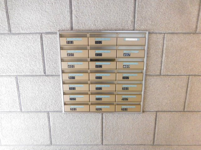 高槻市城北町２丁目の賃貸マンションのロビー