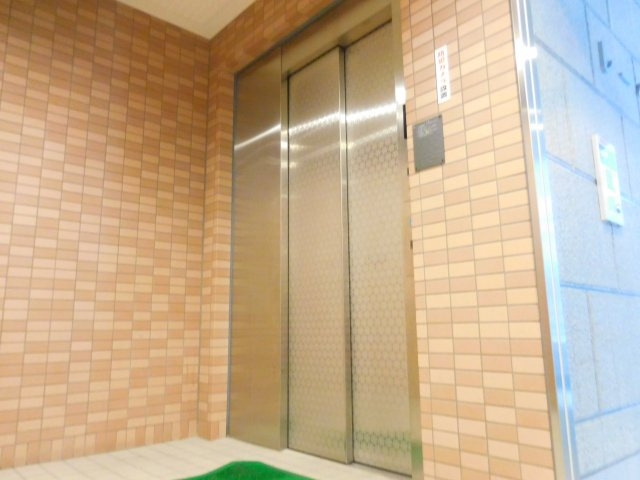 高槻市城北町２丁目の賃貸マンションのロビー