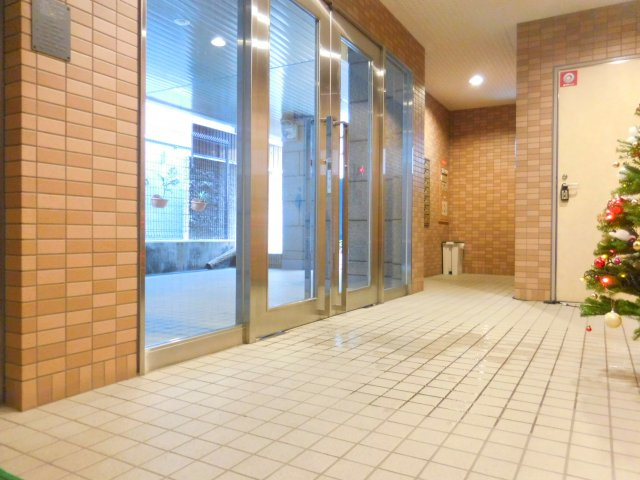 高槻市城北町２丁目の賃貸マンションのエントランス