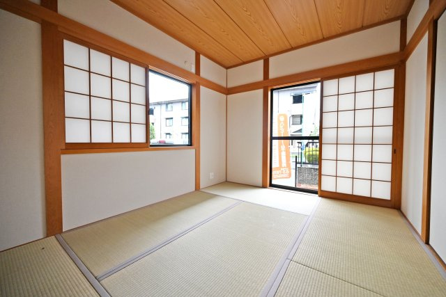 伊丹市瑞穂町3丁目中古戸建│4LDK+駐車1台可の和室|-和室約6.0帖-
1階の畳のお部屋は、落ち着いた和の雰囲気が魅力。ゆったりくつろげる空間で、客間やお子さまのお昼寝スペースなど、幅広く活用できます。