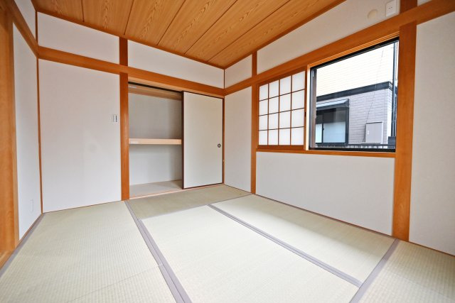 伊丹市瑞穂町3丁目中古戸建│4LDK+駐車1台可の和室|-和室約6.0帖-
収納スペースも備えているため、お布団や季節物などをすっきり整理できます。