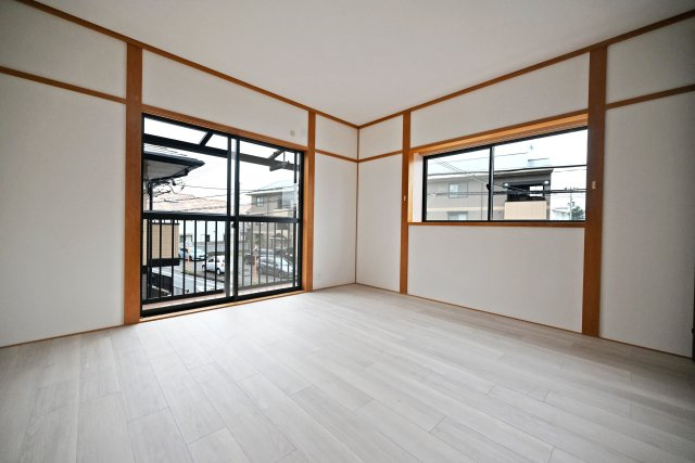 伊丹市瑞穂町3丁目中古戸建│4LDK+駐車1台可の寝室|-洋室約8.0帖-
バルコニーに面した広々とした洋室は、明るく開放感のある空間。大きな家具も配置しやすく、主寝室や家族のくつろぎスペースとしてもおすすめです。
