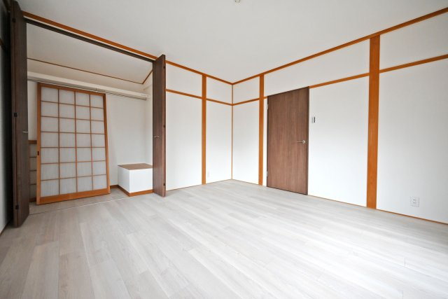 伊丹市瑞穂町3丁目中古戸建│4LDK+駐車1台可の収納|-洋室約8.0帖-
収納スペースが確保された洋室で、衣類や季節物も整理しやすく、すっきりとした暮らしを実現できます。
