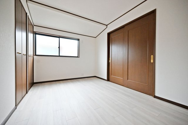 伊丹市瑞穂町3丁目中古戸建│4LDK+駐車1台可の洋室|-洋室約6.0帖-
家具の配置がしやすい間取りの洋室で、ベッドやデスクなども無理なく置ける使い勝手の良い空間です。
