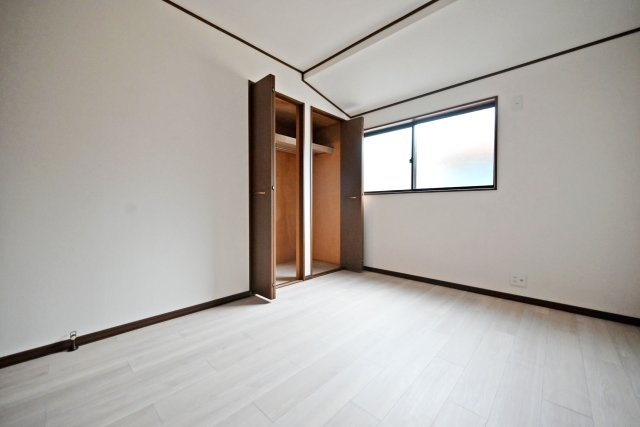 伊丹市瑞穂町3丁目中古戸建│4LDK+駐車1台可の収納|-洋室約6.0帖-
全居室に収納スペースを備えており、衣類や荷物をすっきり整理できます。お部屋を広く使いやすく、暮らしやすさにも配慮された住まいです。
