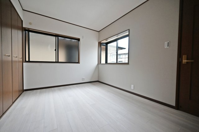 伊丹市瑞穂町3丁目中古戸建│4LDK+駐車1台可の子供部屋|-洋室約6.0帖-
2面採光の洋室は、2方向から光が差し込む明るく開放感のある空間です。風通しも良く、心地よく過ごせるお部屋です。