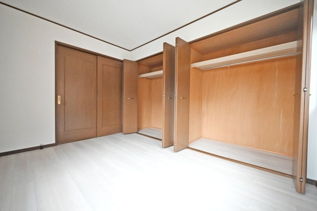 伊丹市瑞穂町3丁目中古戸建│4LDK+駐車1台可の収納|-洋室約6.0帖-
大容量のクローゼットを2か所備え、衣類や荷物をたっぷり収納可能。お部屋をすっきりと保ちやすく、収納力を重視する方にもおすすめです。