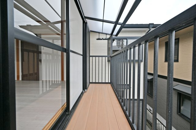 伊丹市瑞穂町3丁目中古戸建│4LDK+駐車1台可のバルコニー|十分な広さを確保したバルコニーで、洗濯物干しやちょっとした休憩スペースとしても活用できる、暮らしにゆとりをもたらす空間です。