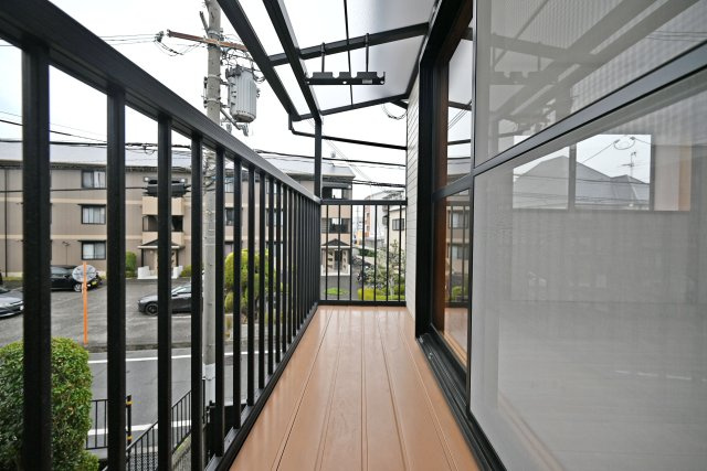 伊丹市瑞穂町3丁目中古戸建│4LDK+駐車1台可のバルコニー|屋根付きのバルコニーは、急な雨にも対応しやすく、お洗濯物を干す際にも安心。天候を気にせず使いやすい、便利なスペースです。