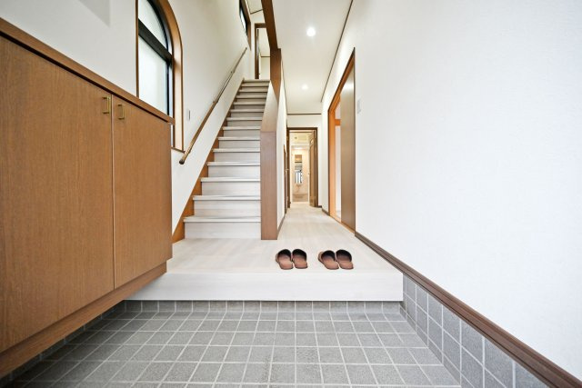 伊丹市瑞穂町3丁目中古戸建│4LDK+駐車1台可の玄関|訪れる人を気持ちよく迎える空間。ゆとりのある広さで、毎日の出入りもスムーズです。 住まいの第一印象を彩る心地よい空間です。