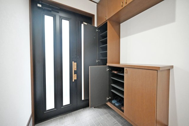 伊丹市瑞穂町3丁目中古戸建│4LDK+駐車1台可の玄関|収納力のあるシューズボックスを備えた玄関で、靴や小物をすっきり整理でき、清潔感のある空間を保ちやすい設計です。
