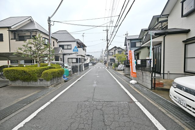 伊丹市瑞穂町3丁目中古戸建│4LDK+駐車1台可の前面道路含む現地写真|前面道路は南西側に約6ｍ幅です。