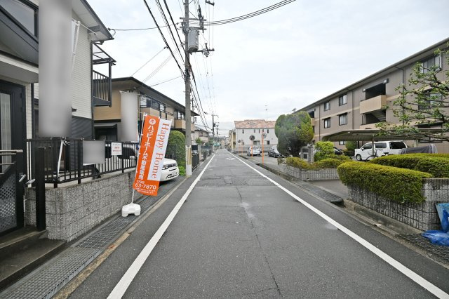 伊丹市瑞穂町3丁目中古戸建│4LDK+駐車1台可の前面道路含む現地写真|前面道路は南西側に約6ｍ幅です。
