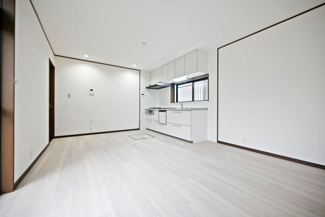 伊丹市瑞穂町3丁目中古戸建│4LDK+駐車1台可の居間・リビング|家具のレイアウトがしやすい整った間取りのLDKです。お好みのインテリアを取り入れながら、自分らしい空間づくりをお楽しみいただけます。