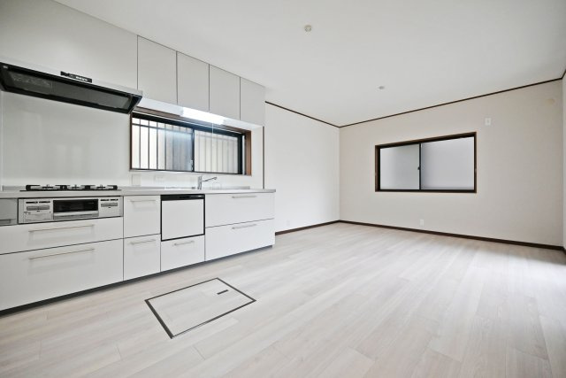 伊丹市瑞穂町3丁目中古戸建│4LDK+駐車1台可の居間・リビング|ホワイトを基調とした明るく清潔感のある内装。お部屋全体をより広く感じさせ、開放的で心地よいリビングとなっています。