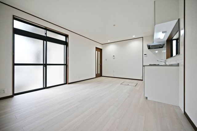 伊丹市瑞穂町3丁目中古戸建│4LDK+駐車1台可の居間・リビング|3面採光を確保したリビング・ダイニングは、陽光と風をたっぷり取り込める開放感あふれる空間です。