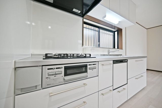 伊丹市瑞穂町3丁目中古戸建│4LDK+駐車1台可のキッチン|壁付けタイプのキッチンは空間を効率的に活用できる設計で、ダイニングスペースを広く確保できるため、住空間全体をすっきりと使いやすくしています。