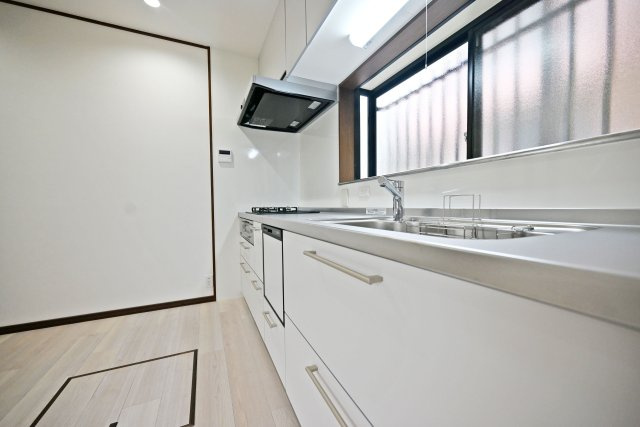 伊丹市瑞穂町3丁目中古戸建│4LDK+駐車1台可のキッチン|食洗機付きのキッチンで、日々の食器洗いの負担を軽減し、家事時間の短縮につながる便利な設備が整っています。