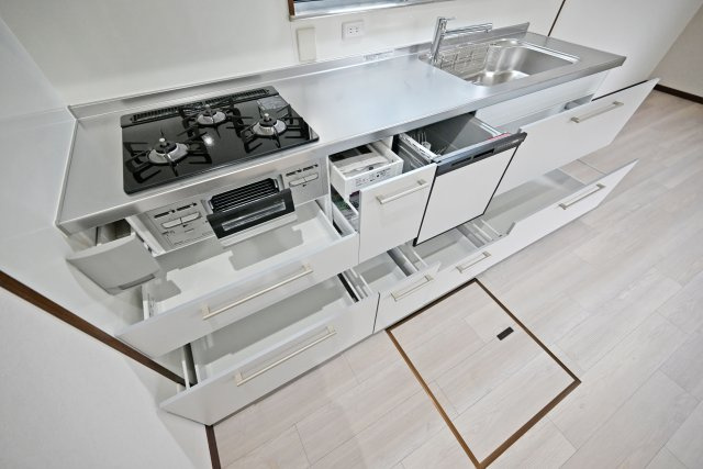 伊丹市瑞穂町3丁目中古戸建│4LDK+駐車1台可のキッチン|豊富な収納スペースを備えたキッチンで、調理器具や食器類をすっきり整理でき、常に整った空間を保ちやすい設計です。