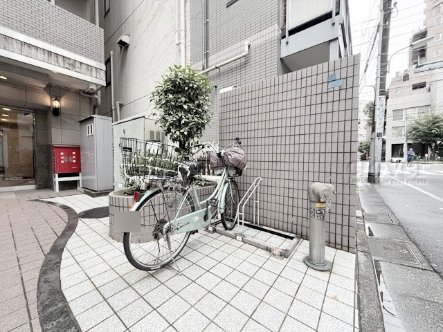 【駐輪場】 | 日神パレステージ大井町 | 自転車置き場。マンションの共用部にあたります。空きの有無や駐輪料金、各戸の台数制限などについては、改めてお問い合わせください。～即日のご見学可能～　お問合せはお気軽にどうぞ。
