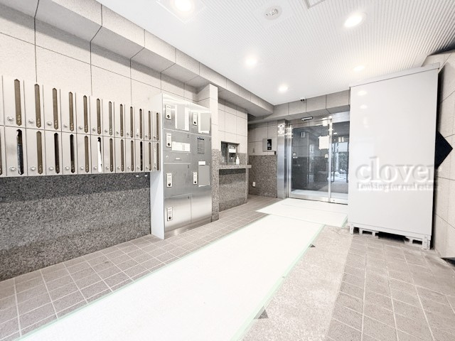 【ロビー】 | 日神パレステージ大井町 | 広々としたエントランスホール。入口の門をくぐった先にある、開放感と清潔感をあわせもつ空間です。お客様をお出迎えする際の、ロビーの役割も果たします。～即日のご見学可能～　お問合せはお気軽にどうぞ。
